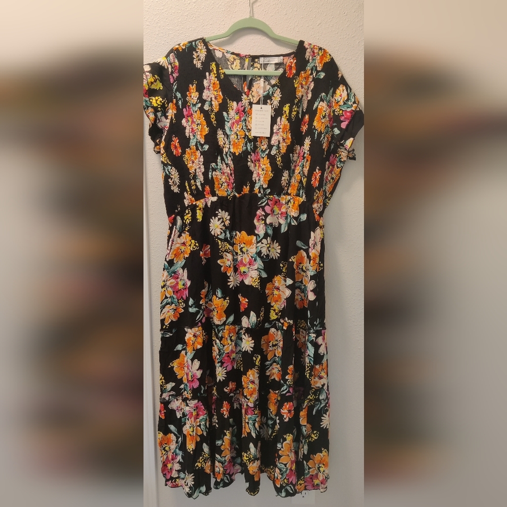 🆕 Black Floral Black Dress With Pockets And Smocked Top!